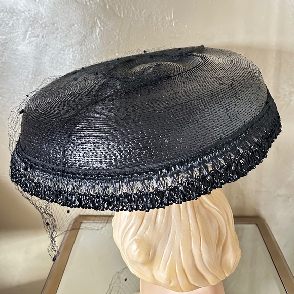 MAGNIFICENT 1950s' BLACK STRAW CARTWHEEL HAT WIITH FULL DOTTED VEIL - Picture 8 of 13